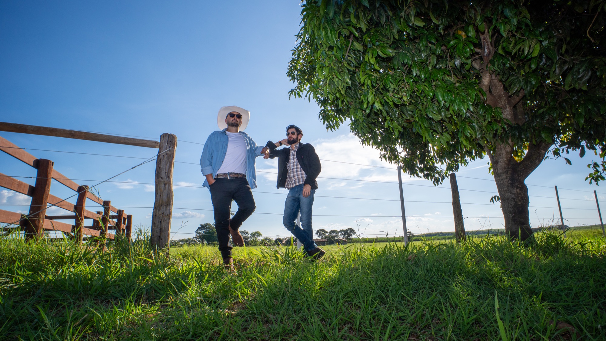 Rodrigo e Gustavo em ensaio fotográfico no campo